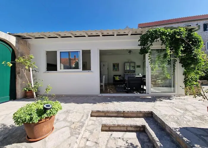 Stress Free Garden Holiday House