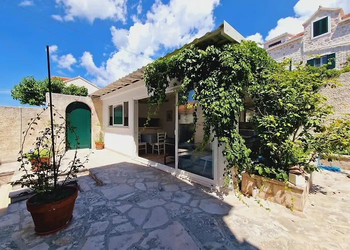 Stress Free Garden Holiday House